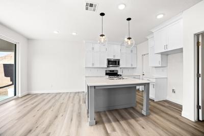 *Photo are representational of the floor plan only, NOT the selections. Contact agent details*. New Home in St. George, UT